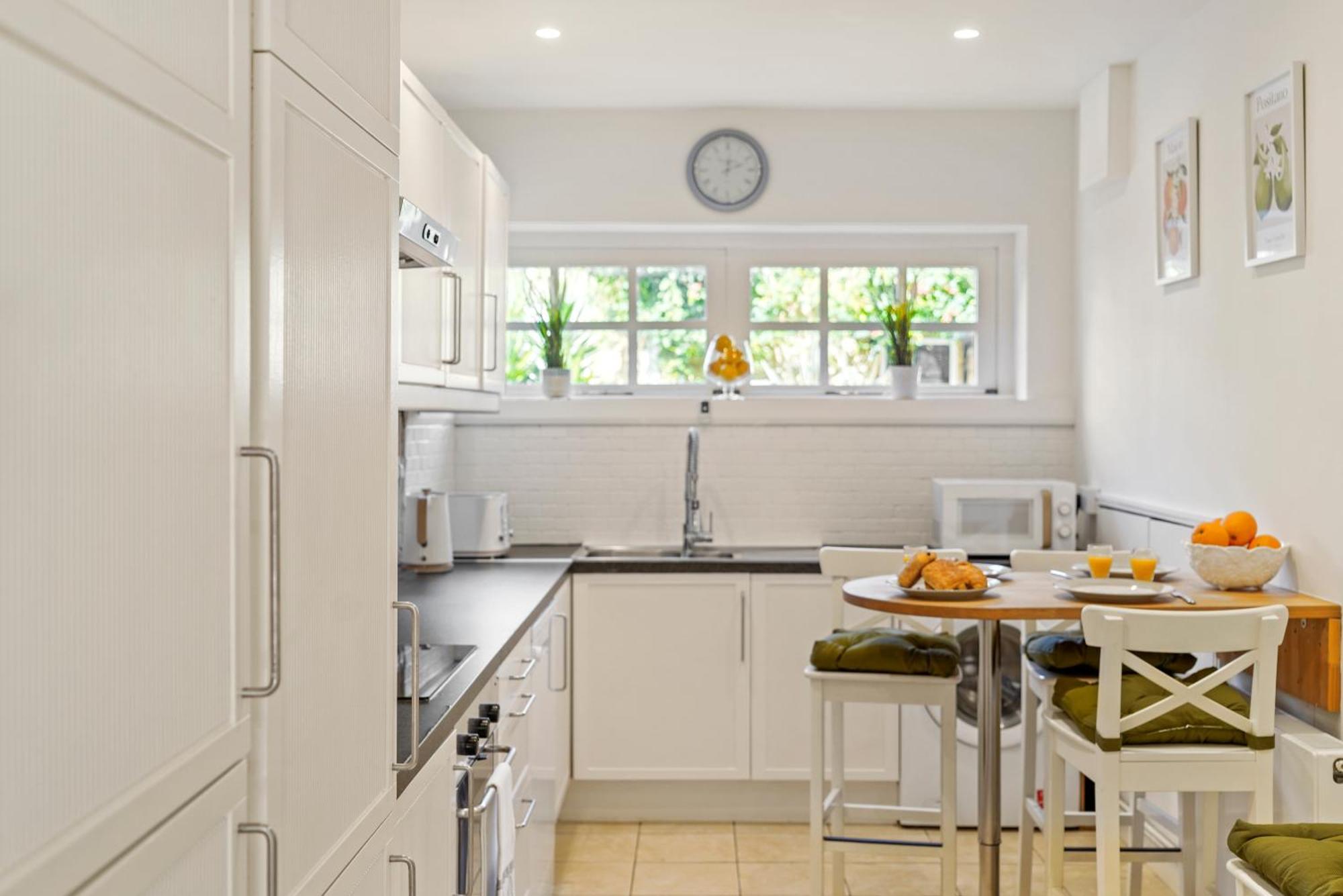 3 Bedroom Mews Home - Clapham Common - Free Private Parking - Sleeps 5 - Newly Refurbished - Sweetpea & Pillow Properties Лондон Экстерьер фото