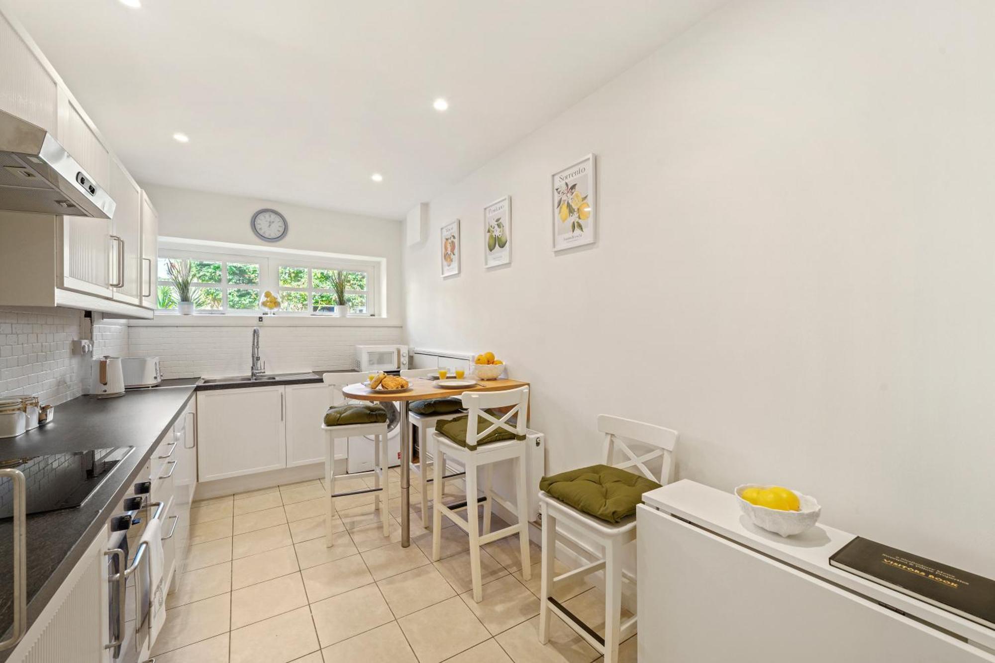 3 Bedroom Mews Home - Clapham Common - Free Private Parking - Sleeps 5 - Newly Refurbished - Sweetpea & Pillow Properties Лондон Экстерьер фото