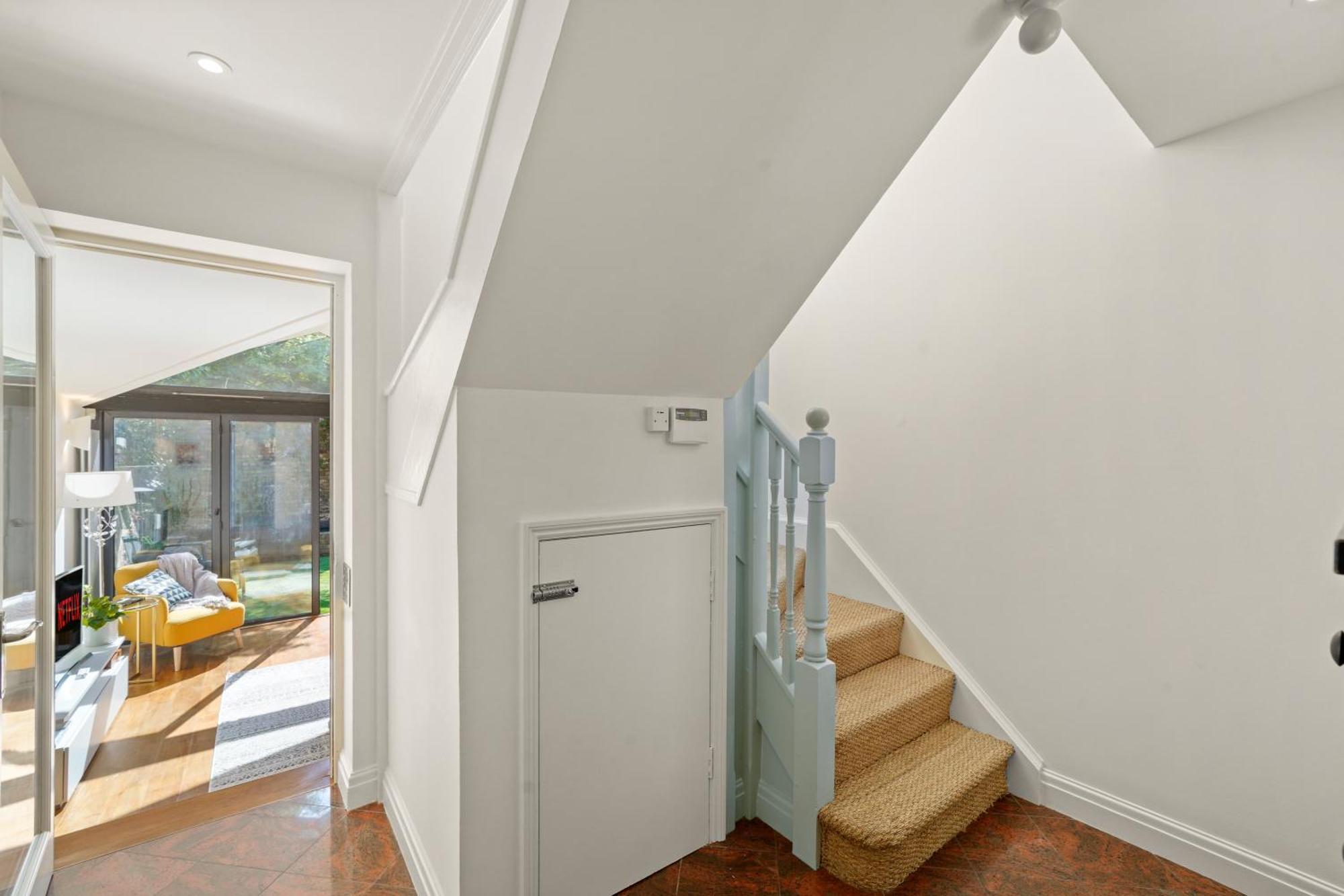 3 Bedroom Mews Home - Clapham Common - Free Private Parking - Sleeps 5 - Newly Refurbished - Sweetpea & Pillow Properties Лондон Экстерьер фото